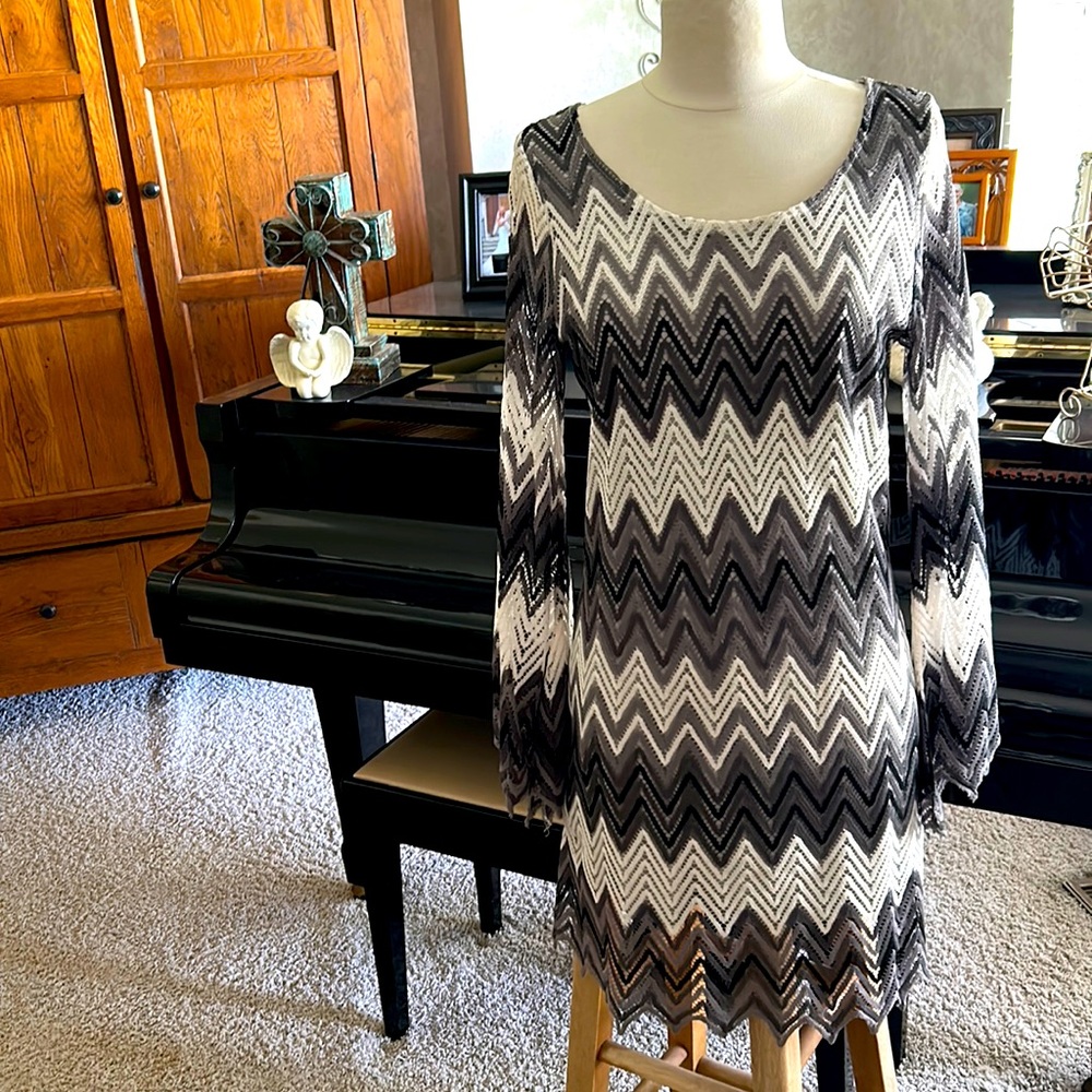 LIKE⭐️NEW CHEVRON DRESS🖤Black, Gray & White by Nicole Marie Bell Sleeves Medium